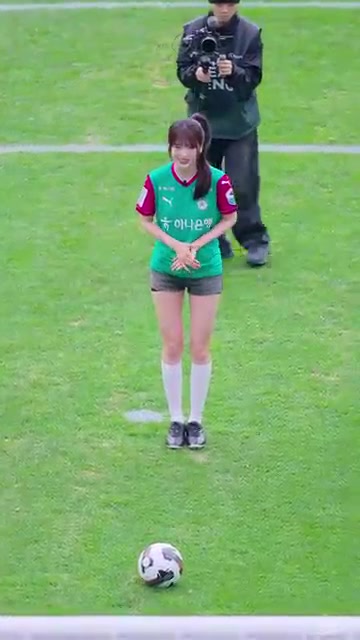 带动球市韩国女团偶像安宥真为K联赛比赛开球