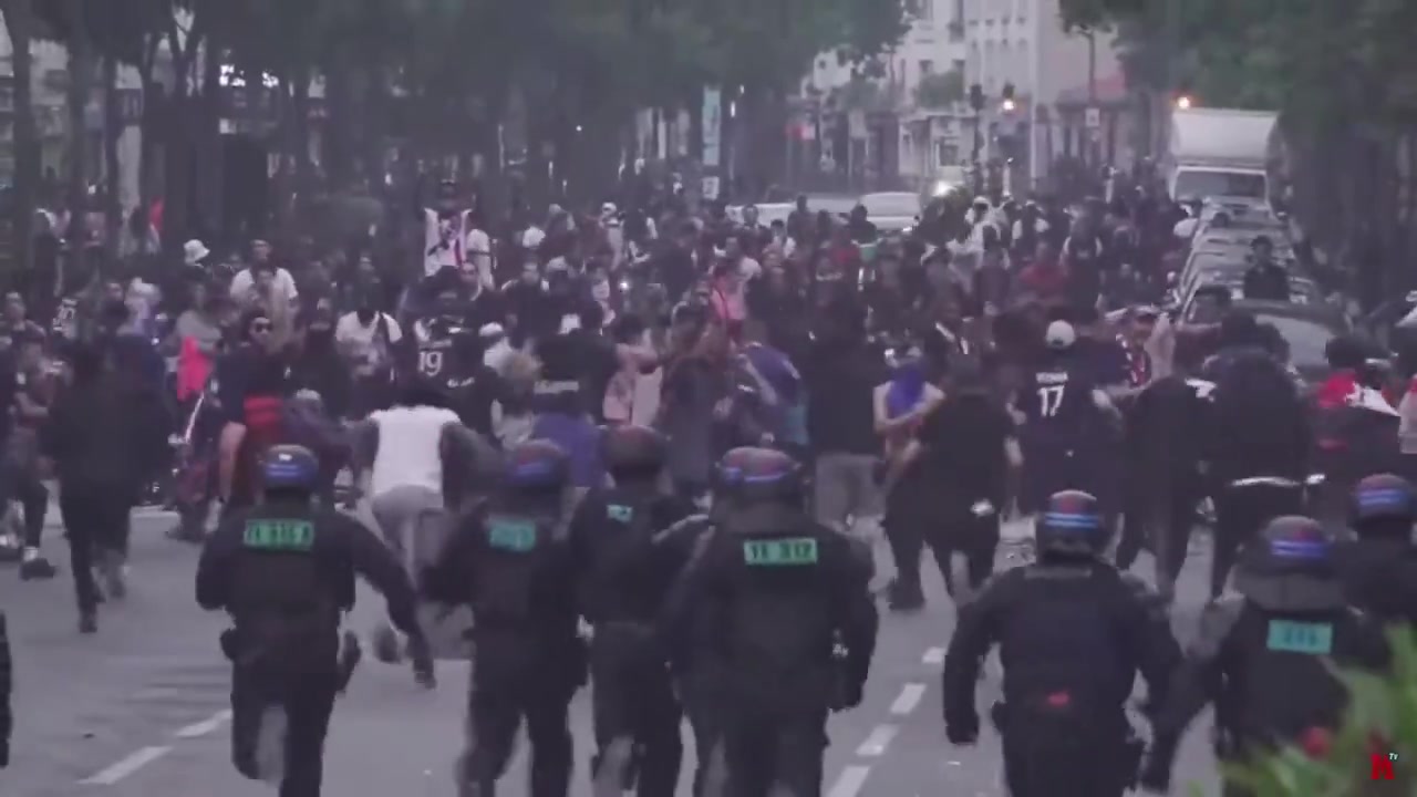香榭麗舍大街奪冠慶祝無望？巴黎球迷已經(jīng)與警方發(fā)生沖突