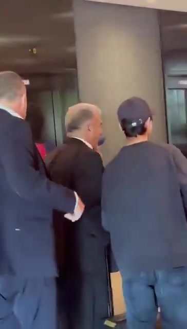 伯纳乌万众欢呼克罗斯不想罚点球，队长劳尔坚持把点球让给TK