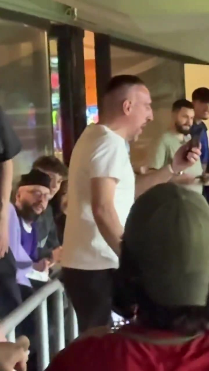 面對面輸出！葡萄牙球迷指著里貝里唱歌，后者拍了一會走進包廂